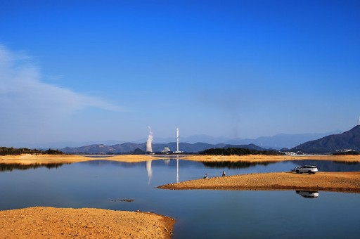 湖人对热火：常规赛湖人险胜热火，老詹疑似在最后一防中受伤，赛后捂着手肘神情痛苦，你怎么看